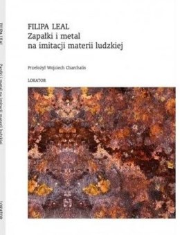 Zapałki i metal na imitacji materii ludzkiej